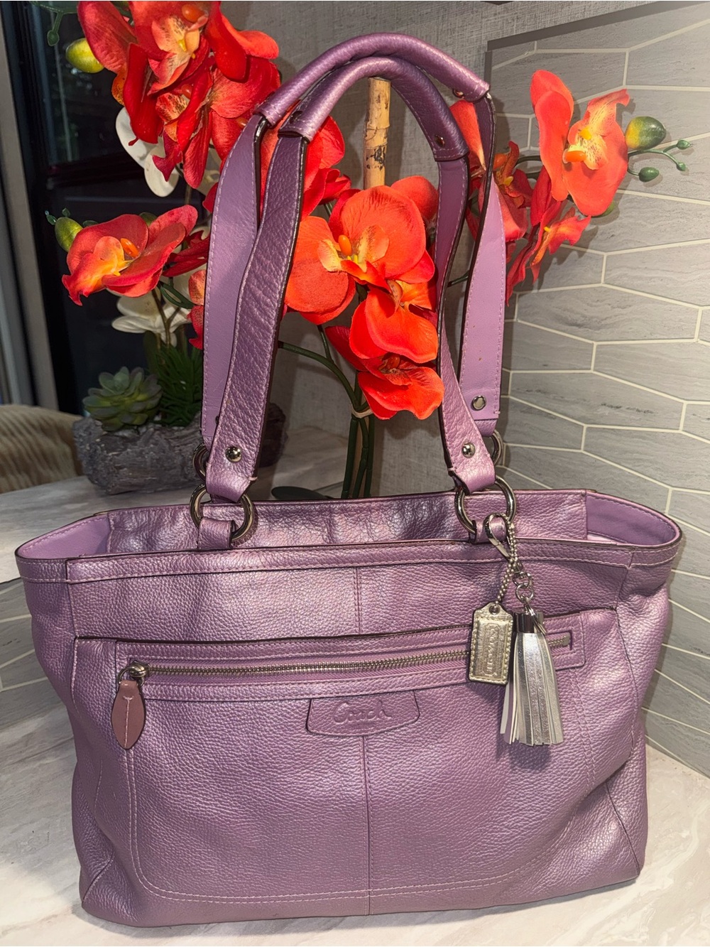 EUC Coach Pebbled Leather Large Shoulder Bag in Pretty Lilac w/ Zippered Closure